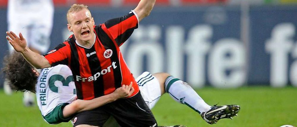 Kampf im Kellergeschoss der Liga: Wolfsburgs Arne Friedrich ringt Sebastian Rode nieder - und fliegt wenig später mit Gelb-Rot vom Platz.