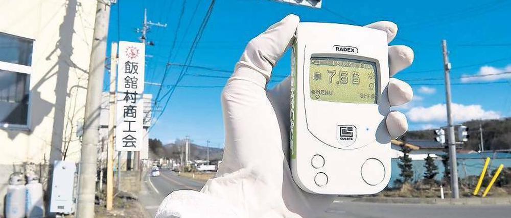 Den Strahlen auf der Spur. Ein Mitarbeiter der Umweltschutzorganisation Greenpeace misst die radioaktive Belastung im japanischen Dorf Iitate, etwa 40 Kilometer nordwestlich der havarierten Atomanlage in Fukushima.