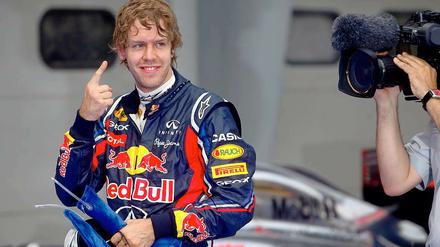 Probt schon mal die Siegerpose: Sebastian Vettel hat die Qualifikation in Malaysia gewonnen - das Rennen aber noch nicht.