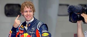 Probt schon mal die Siegerpose: Sebastian Vettel hat die Qualifikation in Malaysia gewonnen - das Rennen aber noch nicht.