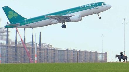 Links herum, rechts herum oder doch lieber geradeaus: Seit Monaten wird leidenschaftlich gestritten und diskutiert, wo die Flugzeuge von Schönefeld aus lang fliegen sollen und wie laut sie am Himmel überhaupt sind.