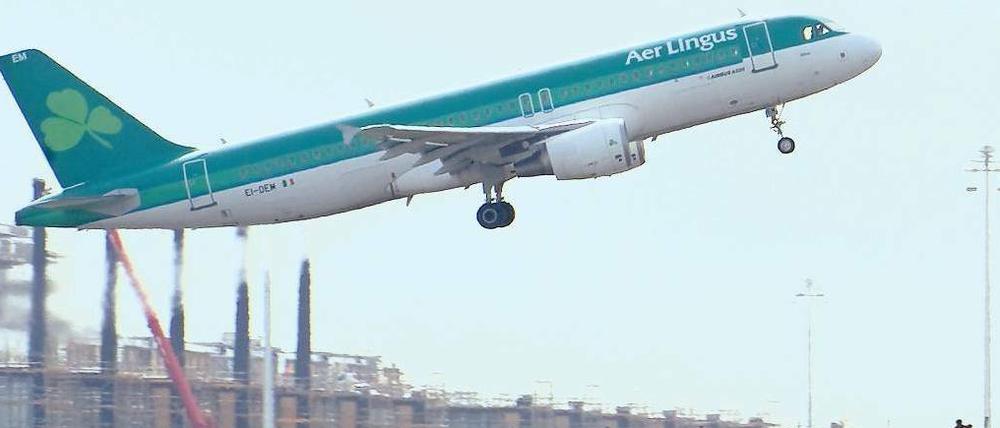 Links herum, rechts herum oder doch lieber geradeaus: Seit Monaten wird leidenschaftlich gestritten und diskutiert, wo die Flugzeuge von Schönefeld aus lang fliegen sollen und wie laut sie am Himmel überhaupt sind.