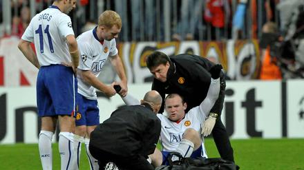 Fußball Champions League Viertelfinale 2010. Hinspiel: FC Bayern München - Manchester United. Manchesters Spieler Wayne Rooney verletzte sich. 