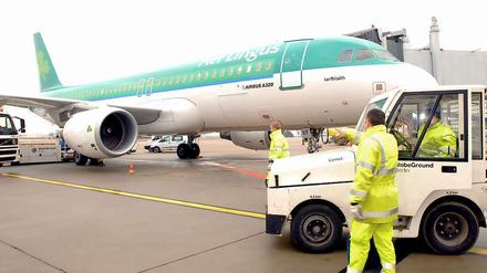 Globe-Ground-Mitarbeiter bei der Flugzeugabfertigung.