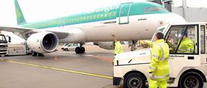 Globe-Ground-Mitarbeiter bei der Flugzeugabfertigung.