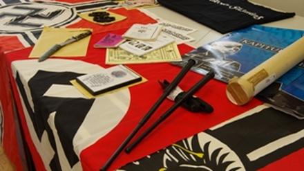 Bei einer Razzia beschlagnahmten Beamte Hakenkreuzfahnen, Propagandamaterial, Messer, Schlagstöcke und Festplatten der rechtsextremen "Freien Kräfte Teltow-Fläming".