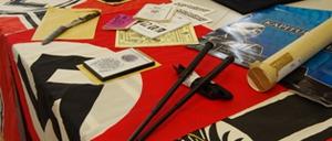 Bei einer Razzia beschlagnahmten Beamte Hakenkreuzfahnen, Propagandamaterial, Messer, Schlagstöcke und Festplatten der rechtsextremen "Freien Kräfte Teltow-Fläming".