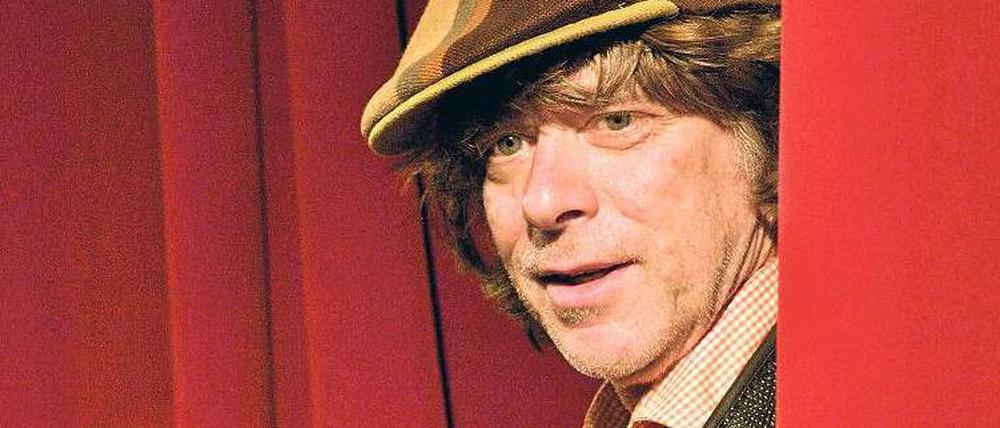 Eins zu eins. Helge Schneider, 55, ist Multifunktionskünstler aus dem Ruhrpott: Musiker, Klamaukist, Schauspieler („Mein Führer“), Schriftsteller. Mit „Buxe voll!“ gastiert er bis 24. April im Admiralspalast (tgl. außer Mo, 20 Uhr, www.admiralspalast.de). 
