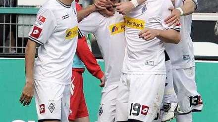 DieGladbacher feiern das Tor zum 5:1 durch Havard Nordtveit (2.v.l.).