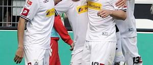 DieGladbacher feiern das Tor zum 5:1 durch Havard Nordtveit (2.v.l.).