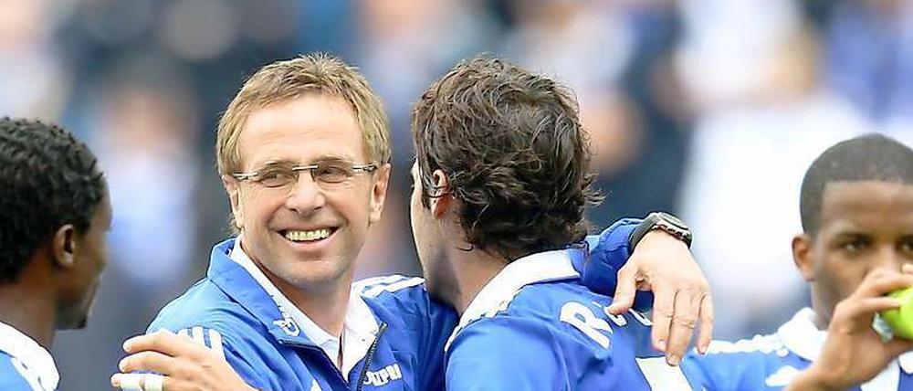 Trainer Ralf Rangnick (li.) und Raul umarmen sich nach dem 1:0-Sieg.