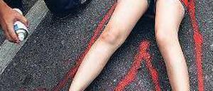 Protest im Liegen. Eine Frau spielt, sie sei von der Armee getötet worden.