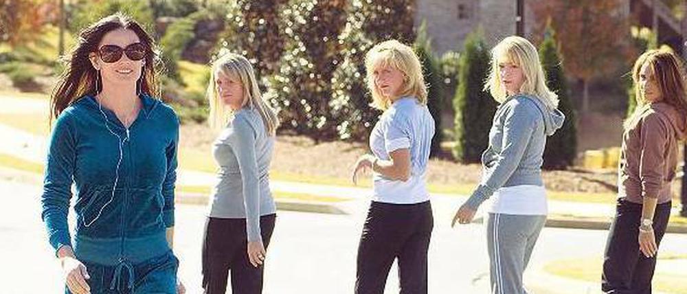 Wer ist die Coolste? Demi Moore natürlich. Szene aus „The Joneses“. In dieser Filmsatire zieht eine Familie in einen Vorort und lebt allen Nachbarn vor, welche Produkte angesagt sind. Die Menschen merken nicht, dass die Familie eine Werbeaktion ist.