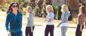 Wer ist die Coolste? Demi Moore natürlich. Szene aus „The Joneses“. In dieser Filmsatire zieht eine Familie in einen Vorort und lebt allen Nachbarn vor, welche Produkte angesagt sind. Die Menschen merken nicht, dass die Familie eine Werbeaktion ist.