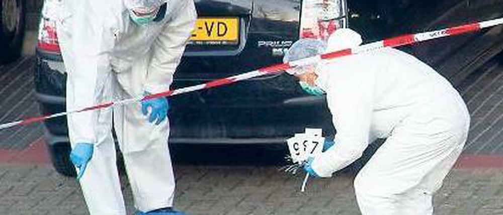 Mitarbeiter der Spurensicherung am Ort des Amoklaufs. Foto: dpa