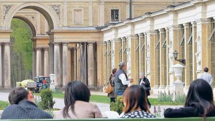 Frühlingsfit. Schon jetzt können Besucher die restaurierte Ostfassade der Orangerie in Potsdam betrachten. Foto: ZB/Nestor Bachmann
