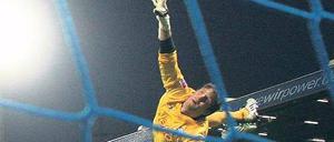 Millimeterarbeit beim großen Schritt zum Aufstieg. Peter Niemeyer (Mitte) erzielt gegen den VfL Bochum durch einen platzierten Schuss unter die Latte das 1:0 für Hertha. Foto: dpa