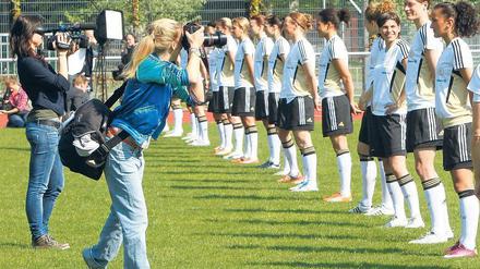 Glänzendes Gold. Mit neuen Trikots wollen die Fußballerinnen den Titel im eigenen Land holen.