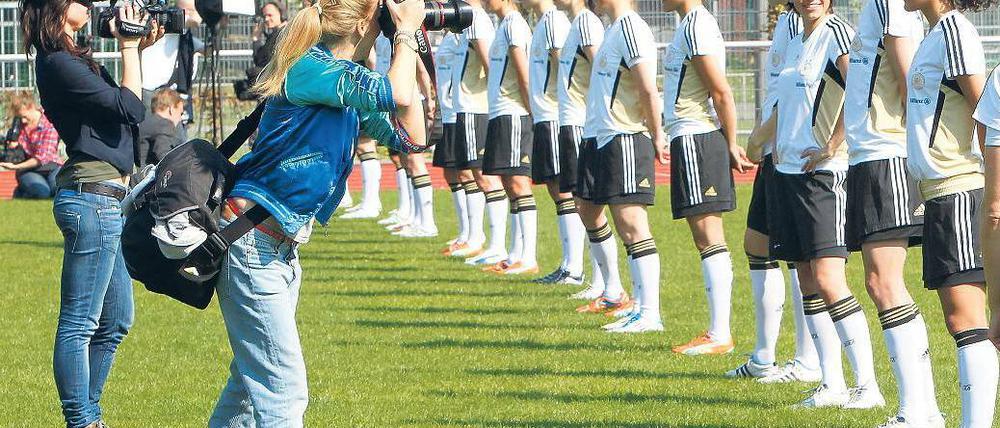 Glänzendes Gold. Mit neuen Trikots wollen die Fußballerinnen den Titel im eigenen Land holen.