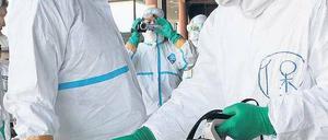 Strahlentest. Japans Regierungssprecher Yukio Edano lässt sich am Rande der Evakuierungszone auf Radioaktivität untersuchen. Foto: Koichi Kamoshida/dpa