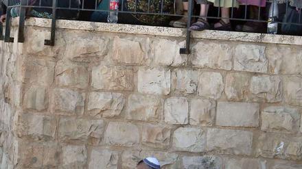 In Jerusalem trauern orthodoxe Juden um das Opfer der Schießerei am Josefgrab bei Nablus.