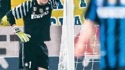 Da braucht man Halt. Julio Cesar, der Torhüter von Inter Mailand, sucht nach einem Halt. Seine Mannschaft hat mit dem Titelkampf nichts mehr zu tun. Foto: Reuters