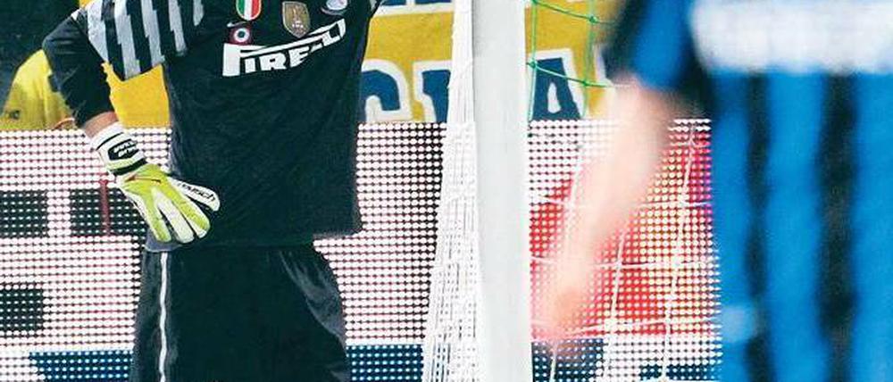 Da braucht man Halt. Julio Cesar, der Torhüter von Inter Mailand, sucht nach einem Halt. Seine Mannschaft hat mit dem Titelkampf nichts mehr zu tun. Foto: Reuters