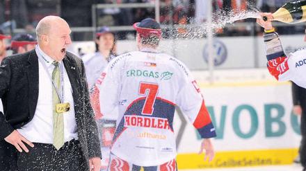Ein bisschen Sekt muss sein. Berlins Trainer Don Jackson blieb die Alkoholdusche nach dem großen Triumph in Wolfsburg nicht erspart. 