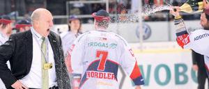 Ein bisschen Sekt muss sein. Berlins Trainer Don Jackson blieb die Alkoholdusche nach dem großen Triumph in Wolfsburg nicht erspart. 
