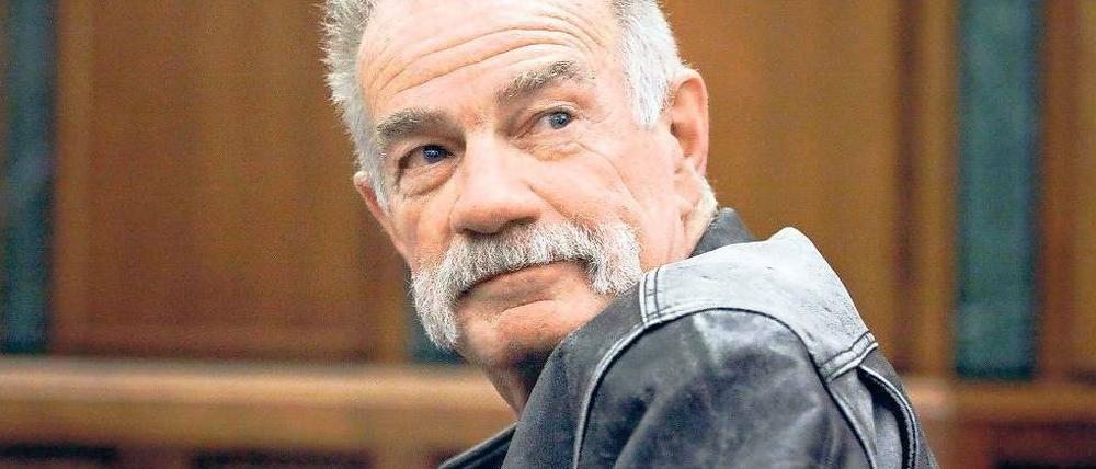 Achtung, Kamera. Ende März kannte der Pastor Terry Jones kein Halten mehr und führte seine Idee aus, den Koran in Florida öffentlich zu verbrennen. Wenn nicht ein Praktikant davon berichtet hätte, hätte die Welt von der Aktion aber wohl nicht erfahren. Foto: AFP