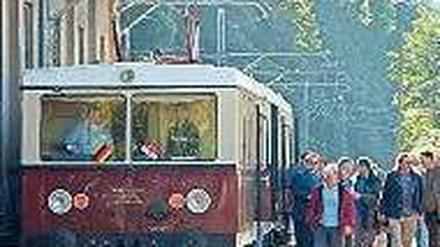 Schöner Zug. Die Buckower Kleinbahn fährt wieder elektrisch. Foto: dapd