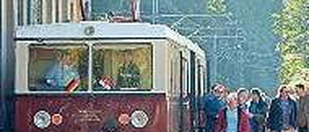 Schöner Zug. Die Buckower Kleinbahn fährt wieder elektrisch. Foto: dapd