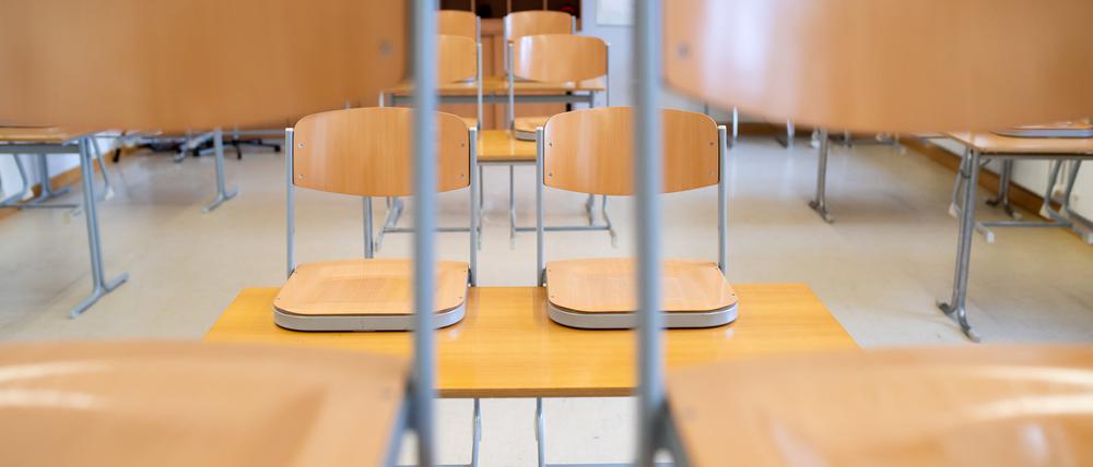 Leere Klassenzimmer wie dieses, sind aufgrund der aufgehobenen Präsenzpflicht keine Seltenheit.