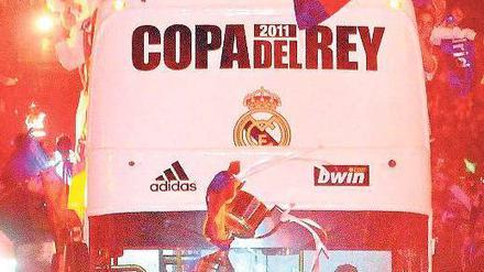 Der Pokal hat seine eigenen Fallgesetze. Die Fußballer von Real Madrid lassen die „Copa del Rey“ vom Bus stürzen. Foto: dpa