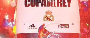 Der Pokal hat seine eigenen Fallgesetze. Die Fußballer von Real Madrid lassen die „Copa del Rey“ vom Bus stürzen. Foto: dpa