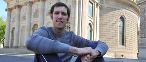 Mit Gott gewachsen. Der zwei Meter große Scott Touzinsky aus St. Louis vor seiner Lieblingskirche St. Hedwig am Berliner Bebelplatz.