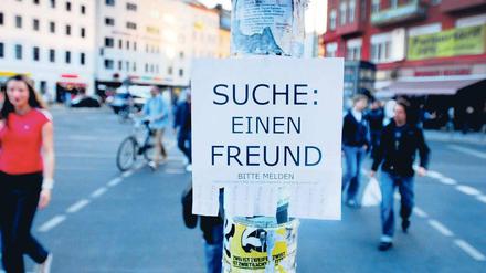 Papier ist geduldig. Den Zettel klebte unser Autor am Rosenthaler Platz auf, inklusive Telefonnummer. Die fehlenden Streifen unten hat er vorher selbst abgerissen, das sollte bei Fremden die Hemmschwelle senken, zuzugreifen. Brachte aber nichts. Erfolgreicher sind die Erfinder von Kennenlern-Treffs wie „Jumpingdinner“ oder „Frühstückstreff“.