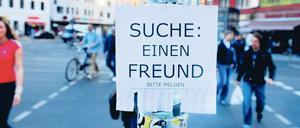 Papier ist geduldig. Den Zettel klebte unser Autor am Rosenthaler Platz auf, inklusive Telefonnummer. Die fehlenden Streifen unten hat er vorher selbst abgerissen, das sollte bei Fremden die Hemmschwelle senken, zuzugreifen. Brachte aber nichts. Erfolgreicher sind die Erfinder von Kennenlern-Treffs wie „Jumpingdinner“ oder „Frühstückstreff“. 