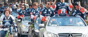 Siegestour. Die Eisbären-Spieler ließen sich samt Meisterpokal durch die Stadt kutschieren. Foto: Reuters