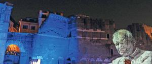 Im Zeichen des Vorgängers von Papst Benedikt XVI.: Das Konterfei von Johannes Paul II. wird auf das Augustusforum in Rom projiziert. Zu dessen Seligsprechung werden zum 1. Mai Hunderttausende in der italienischen Hauptstadt erwartet. Foto: Tiziana Fabijene/AFP