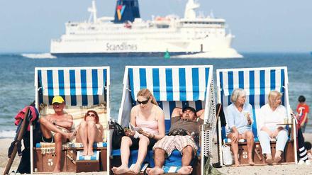 Von der Sonne verwöhnt. Ostseestrände – wie hier in Warnemünde – verzeichnen über Ostern einen großen Andrang. Foto: dpa