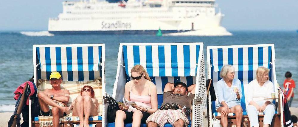 Von der Sonne verwöhnt. Ostseestrände – wie hier in Warnemünde – verzeichnen über Ostern einen großen Andrang. Foto: dpa