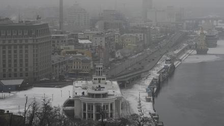 Nebel bedeckt das Stadtzentrum der ukrainischen Hauptstadt am 14.01.2023.