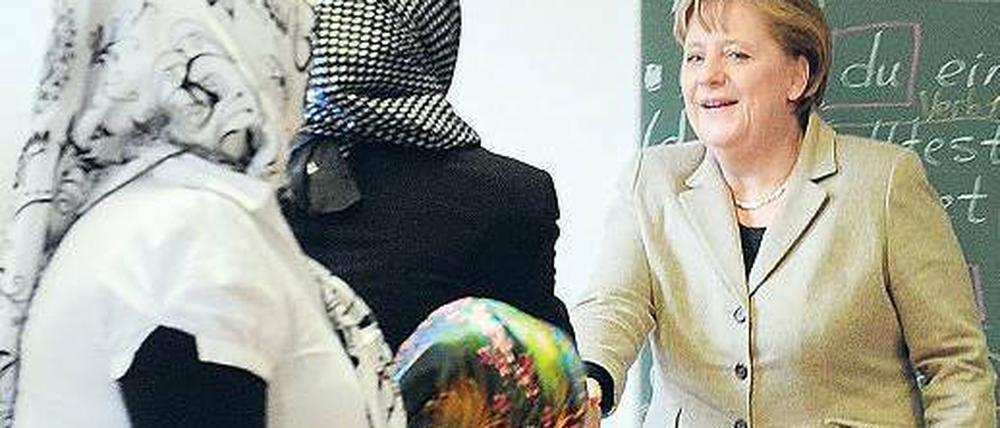 Willkommen. Angela Merkel besucht den Deutschkurs der Bürgerinitiative ausländischer Arbeitnehmer in Hamburg. Foto: Marcus Brandt, dpa