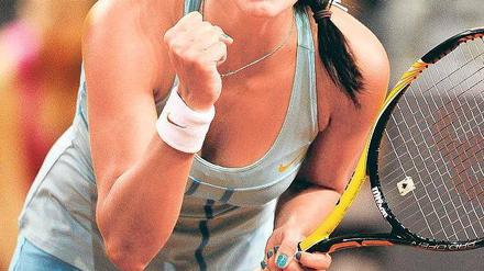 Mit Becker-Faust. Julia Görges bejubelt ihren Sieg in drei Sätzen über die Australierin Samantha Stosur im Halbfinale von Stuttgart.