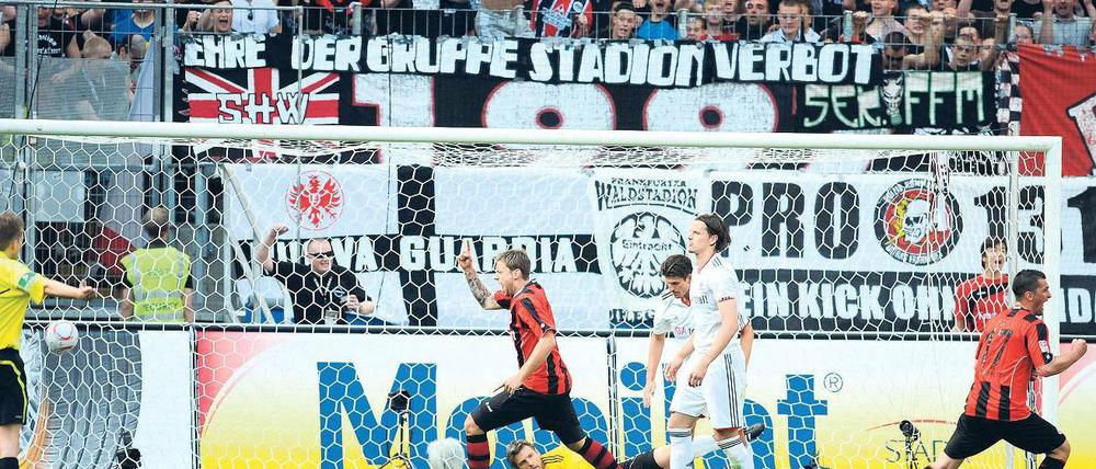 Adler können siegen... und tun es nicht. Marco Russ (l.) und Martin Fenin (r.) bejubeln den Treffer zum 1:0. Doch Bayern erzielt zwei Minuten vor Abpfiff den Ausgleich.