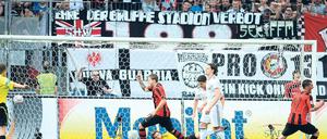 Adler können siegen... und tun es nicht. Marco Russ (l.) und Martin Fenin (r.) bejubeln den Treffer zum 1:0. Doch Bayern erzielt zwei Minuten vor Abpfiff den Ausgleich.