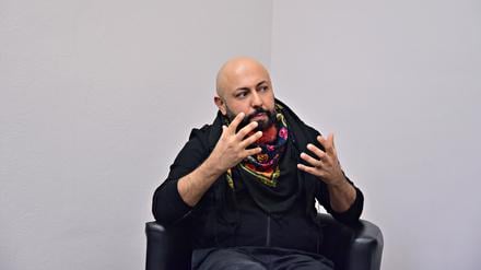 Ferat Kocak       
Politiker - Die Linke 
Seit 2021 ist er Mitglied im Abgeordnetenhaus von Berlin.
Hier sind die Fotos gemacht worden. Auf dem Flur
oder im Büro des Fraktionssprechers.
Niederkirchner Straße in Berlin Mitte.                              
Foto: Doris Spiekermann-Klaas