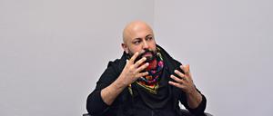Ferat Kocak       
Politiker - Die Linke 
Seit 2021 ist er Mitglied im Abgeordnetenhaus von Berlin.
Hier sind die Fotos gemacht worden. Auf dem Flur
oder im Büro des Fraktionssprechers.
Niederkirchner Straße in Berlin Mitte.                              
Foto: Doris Spiekermann-Klaas