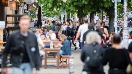 Passanten gehen im Berliner Bezirk Prenzlauer Berg an einem Restaurant vorbei. +++ dpa-Bildfunk +++